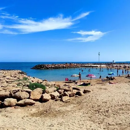 1bed Flat With Pool, Balcony & Hammock - Only 5 Mins To The Beach!