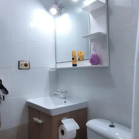 1bed Flat With Pool, Balcony & Hammock - Only 5 Mins To The Beach!